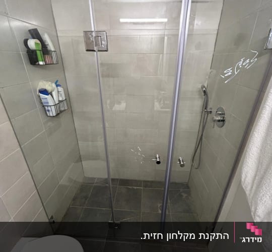 מקלחון זכוכית עם ראש מקלחת ומדפים